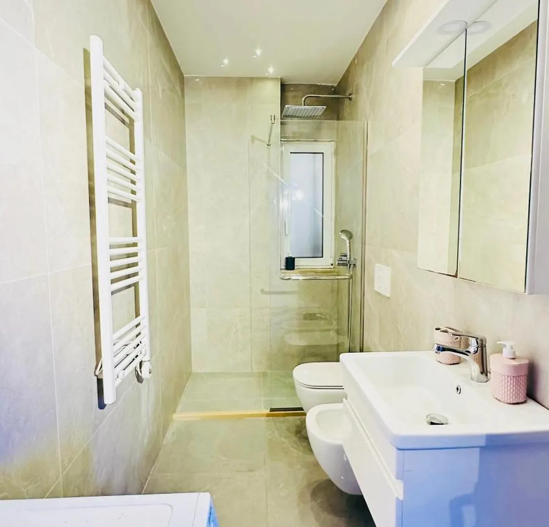 Blloku Luxury 2 Bedroom Apartment 티라나